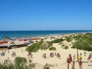 Пляж Джемете уже давно стал визитной карточкой Анапы, от нашего отеля до него всего пару минут пешком